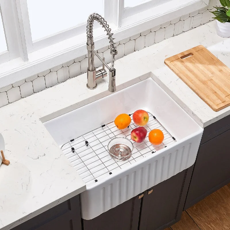 33" L X 18" W Farmhouse Kitchen Sink with Grid and Strainer